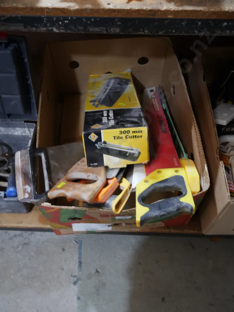 Hand saws and tile cutter Image 1++