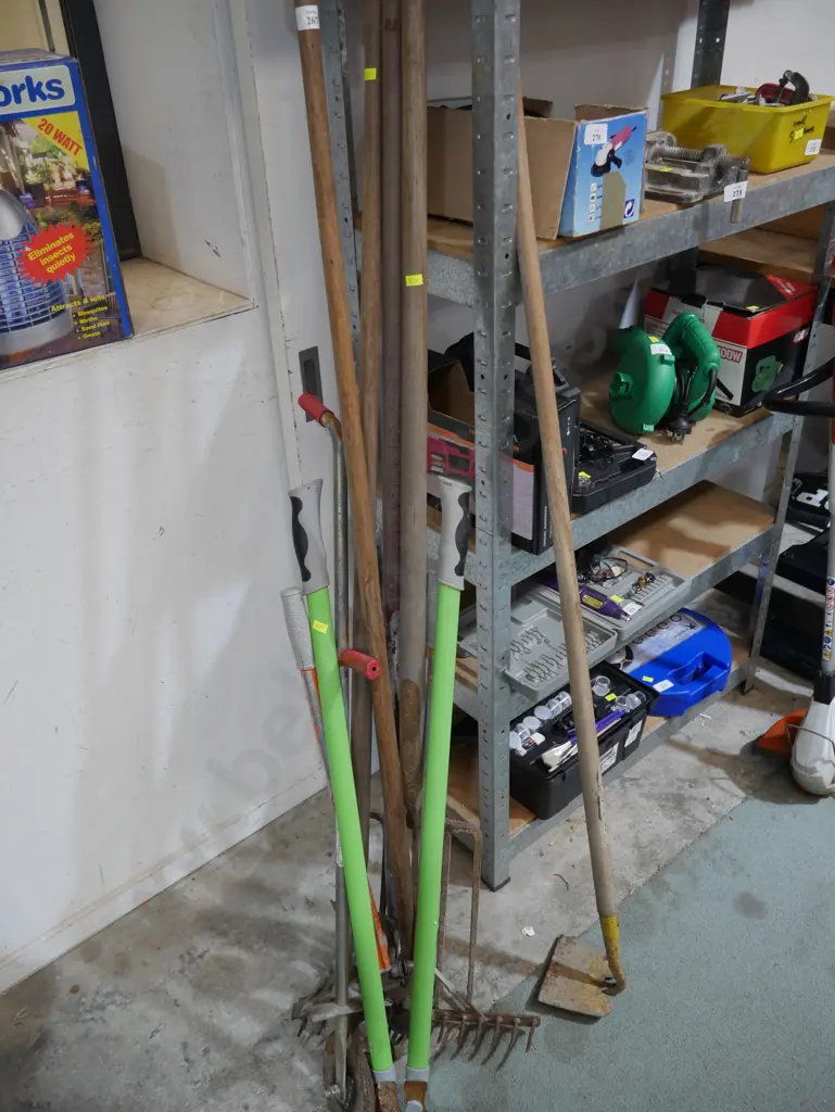 Assorted garden tools Image 1++