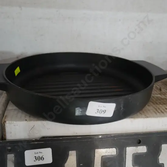 Cast iron grill pan