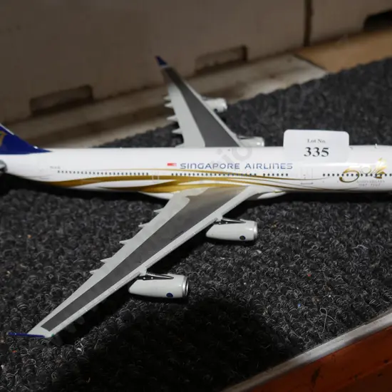 Model Singapore Airlines plane