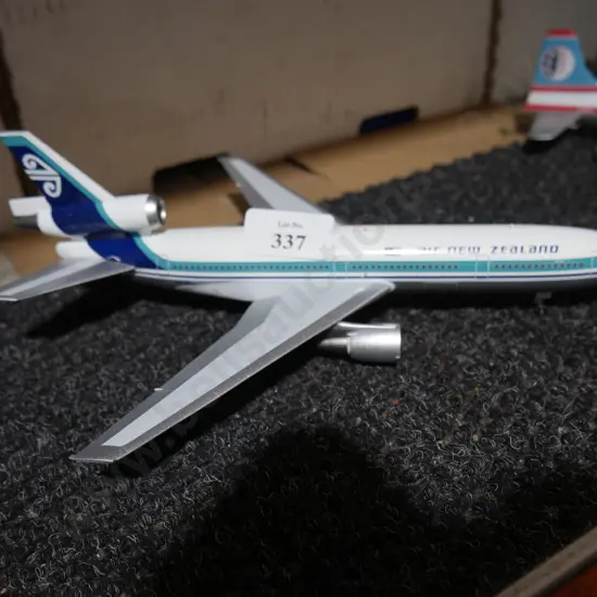 Model Air New Zealand plane