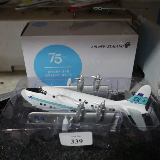 Model Air New Zealand plane