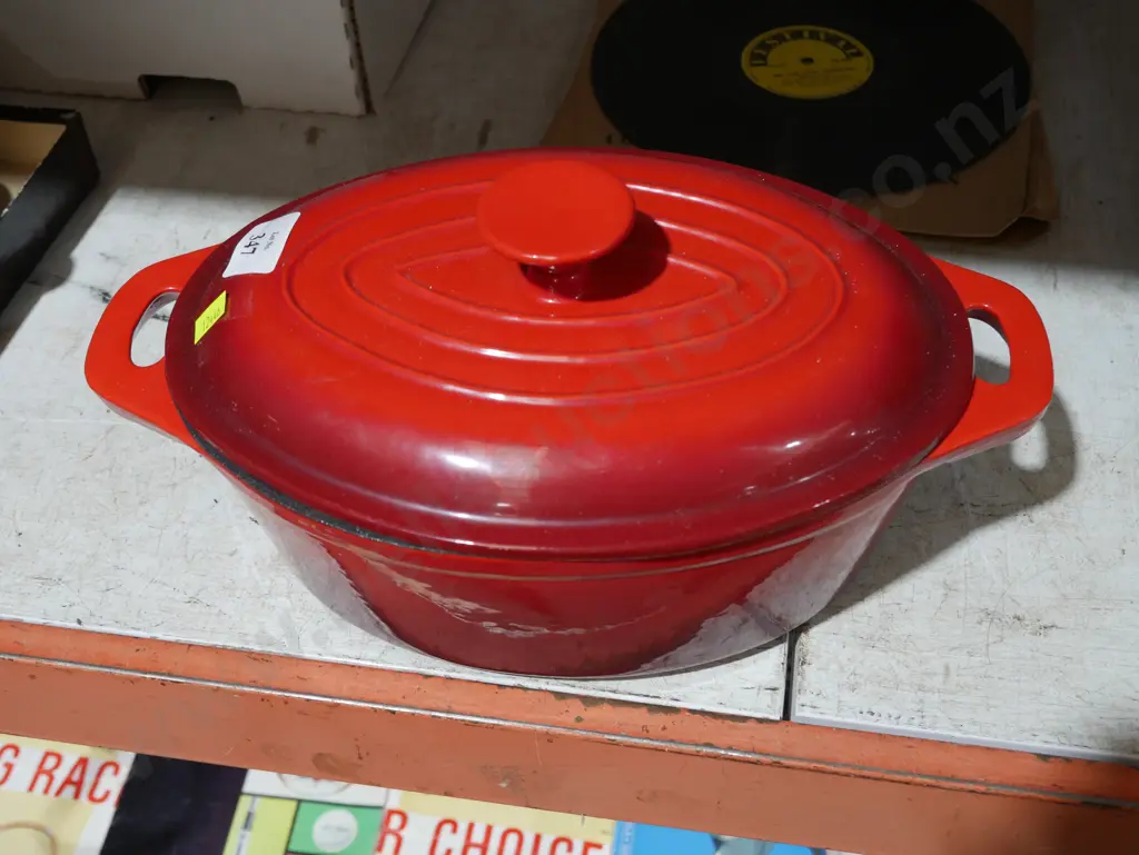 Cast iron casserole dish Image 1++