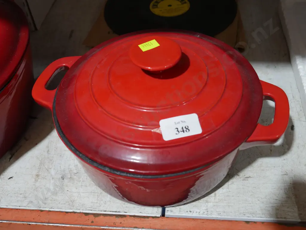 Cast iron casserole dish Image 1++