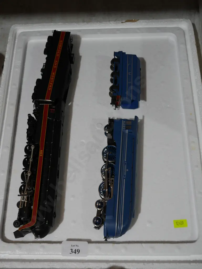 2 model locomotives Image 1++