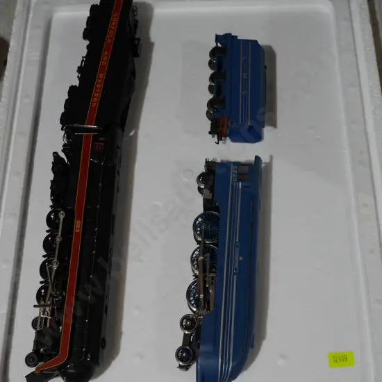 2 model locomotives