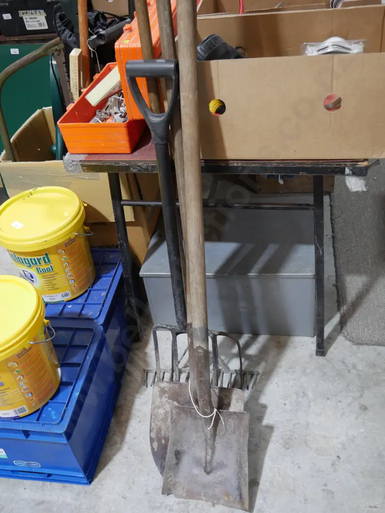 Assorted garden tools Image 1++