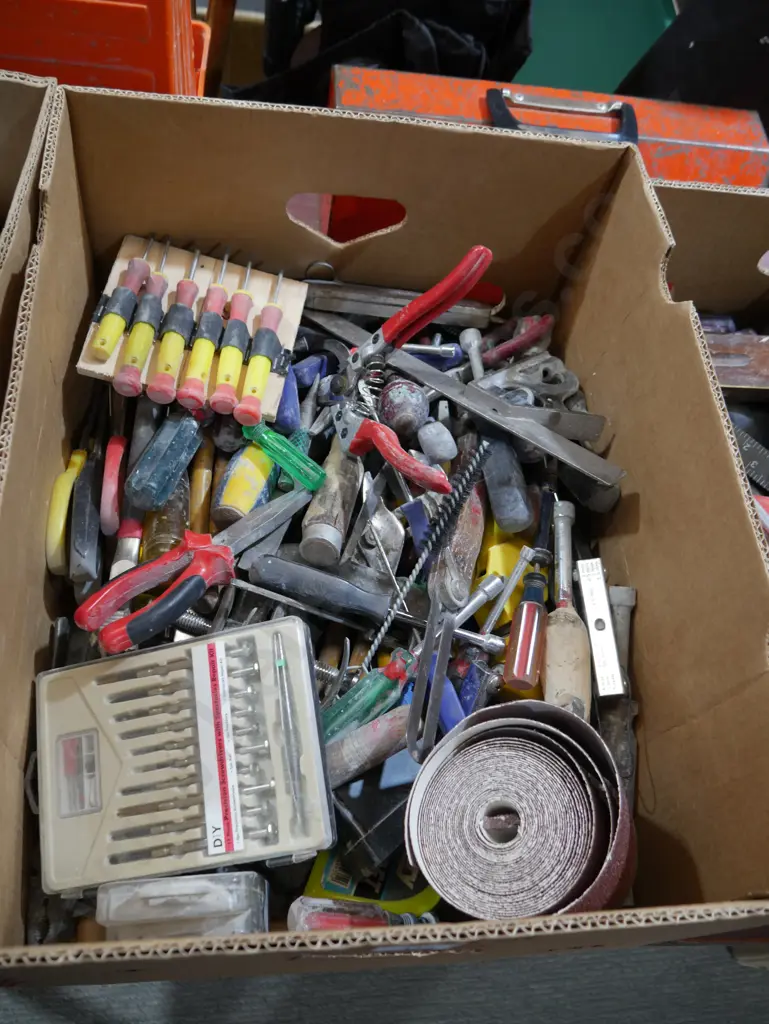 Assorted hand tools Image 1++