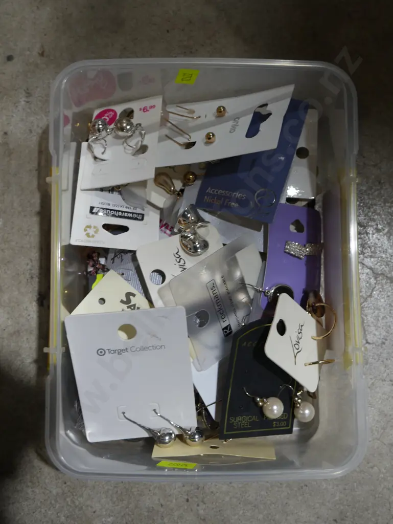 Assorted earrings Image 1++