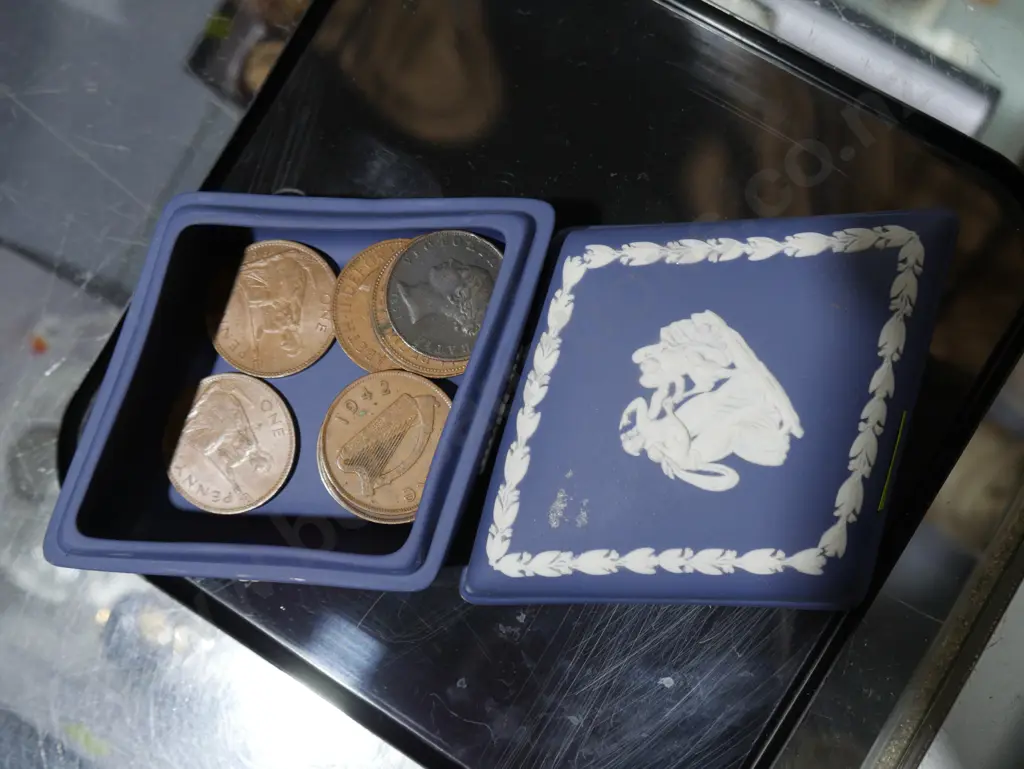 Wedgewood dish and coins Image 1++