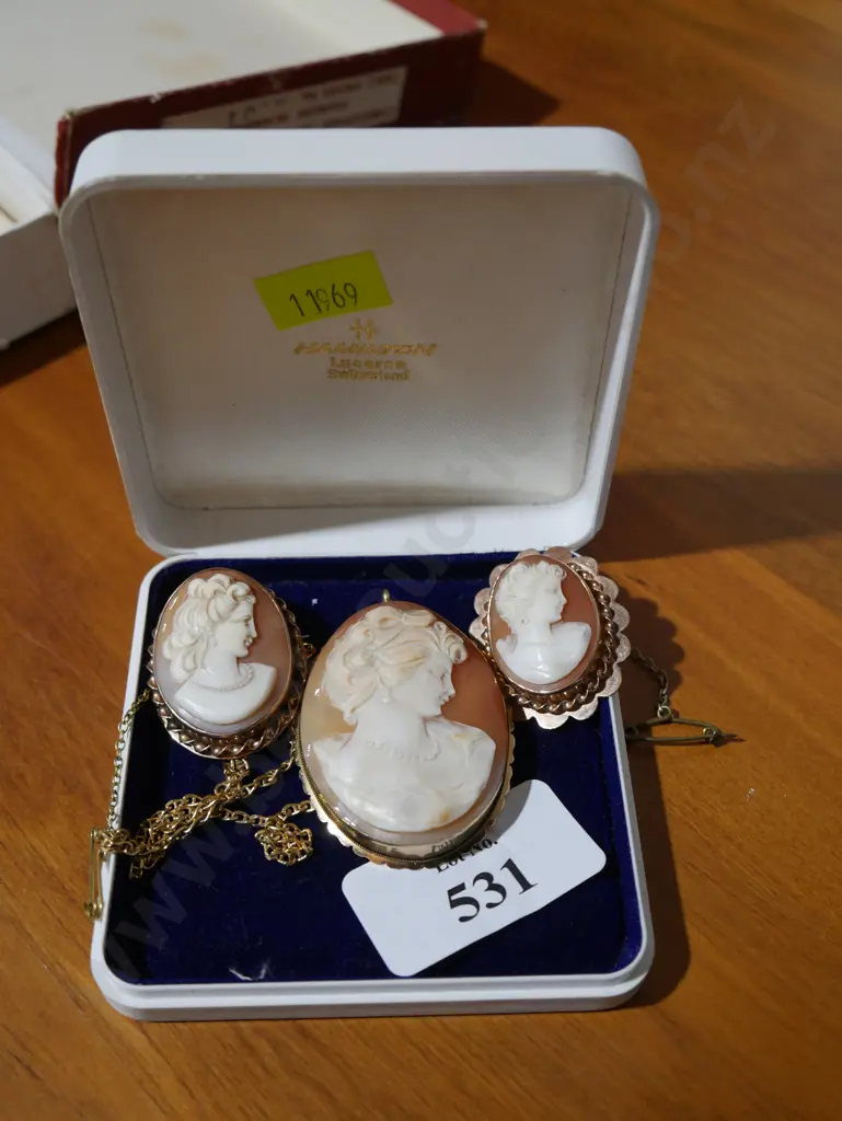 3 gold cameos Image 1++