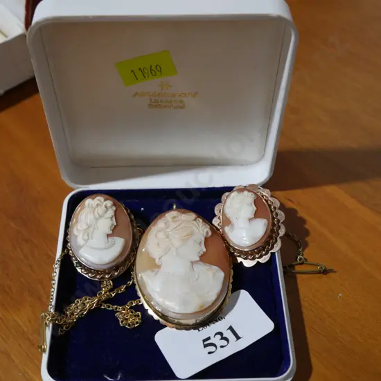 3 gold cameos