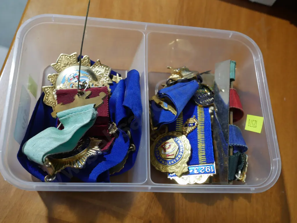 Assorted medals Image 1++