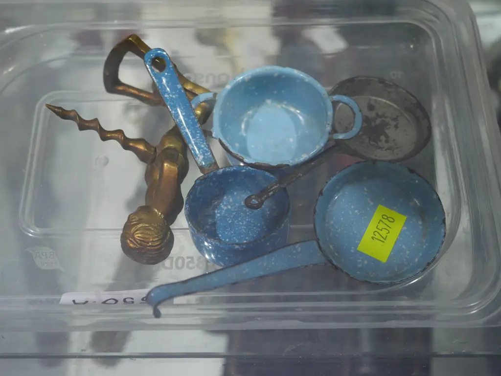 Travellers samples, enamel pots etc Image 1++