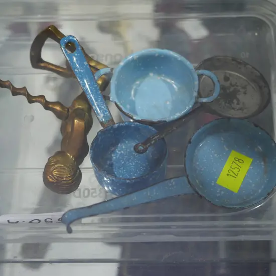 Travellers samples, enamel pots etc