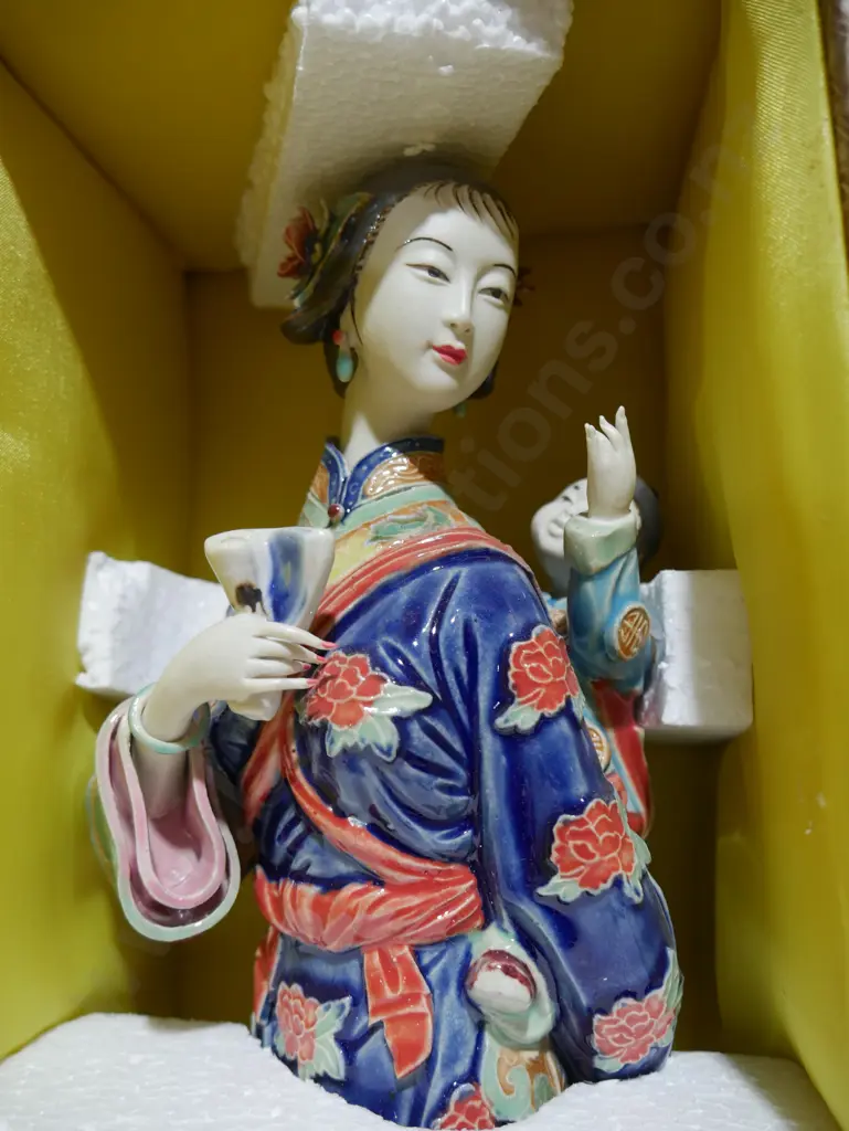 Boxed Oriental figurine Image 1++
