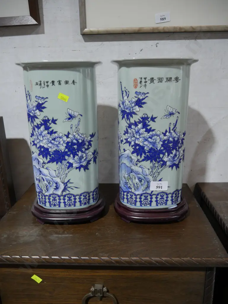 Pair of oriental vases and stands Image 1++
