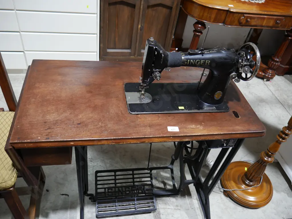 Singer sewing machine and table Image 1++