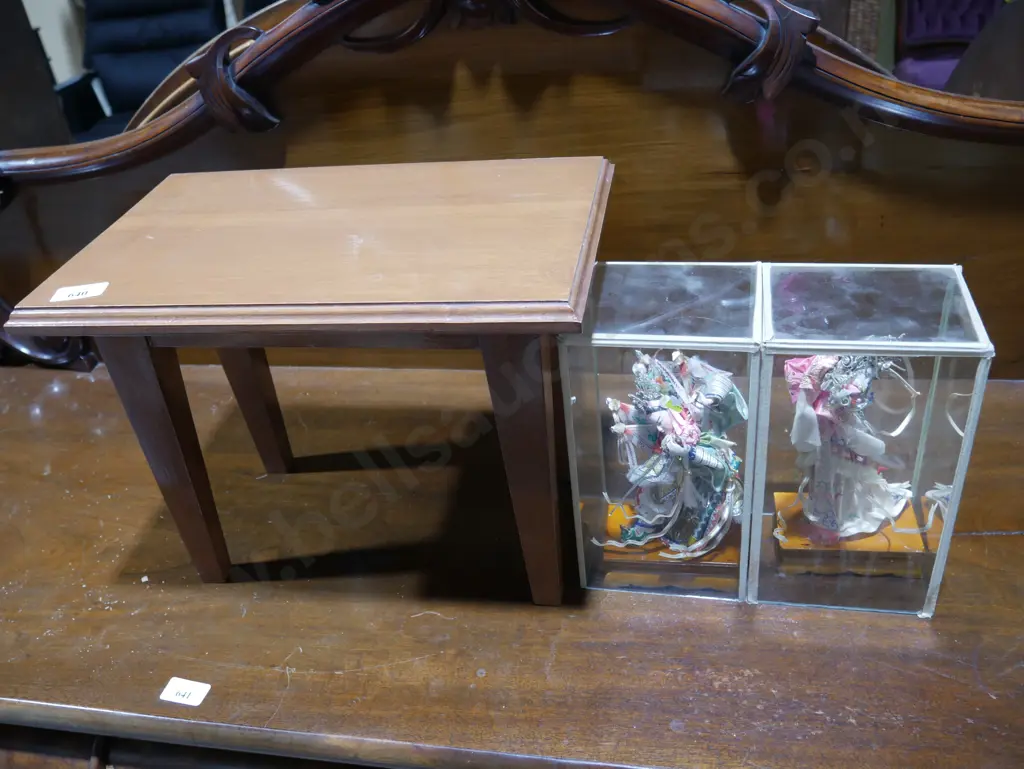Small table Oriental figurines Image 1++
