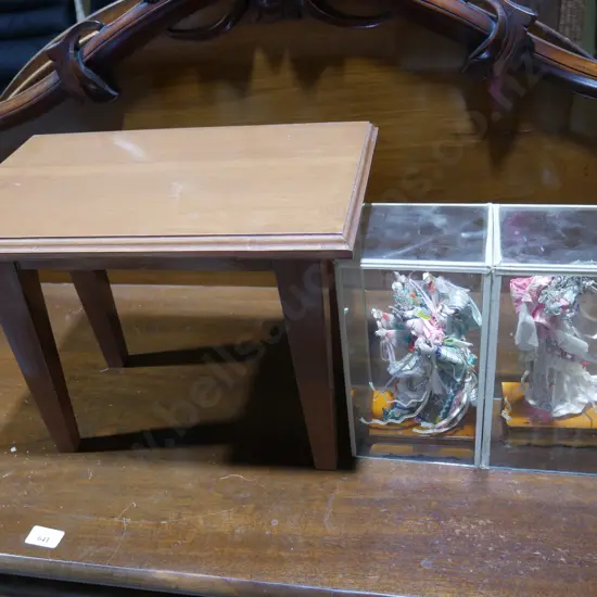 Small table Oriental figurines