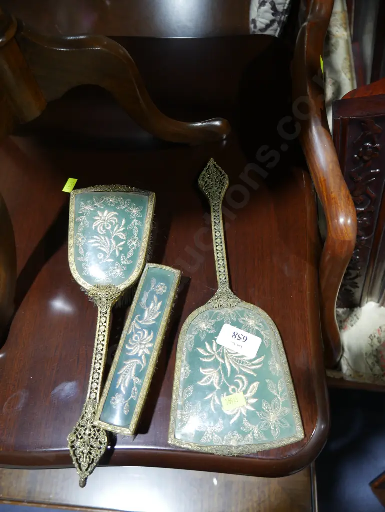 Dressing table brush set Image 1++