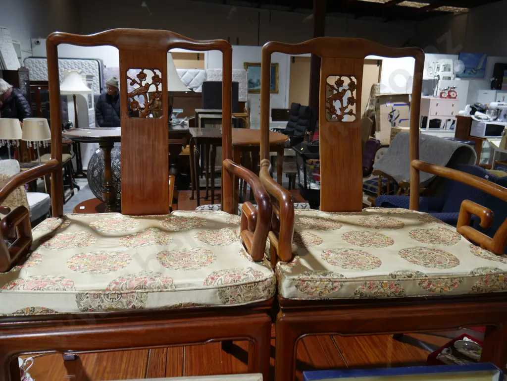 Dining table and 8 chairs Image 1++