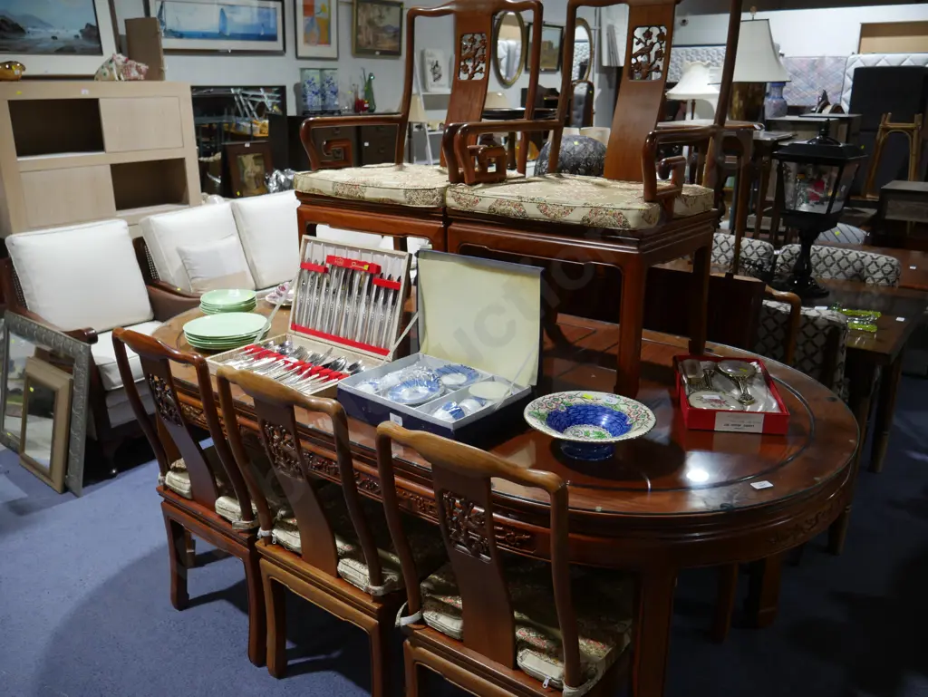 Dining table and 8 chairs Image 1++