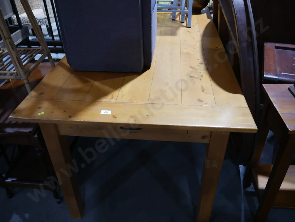 Dining table Image 1++