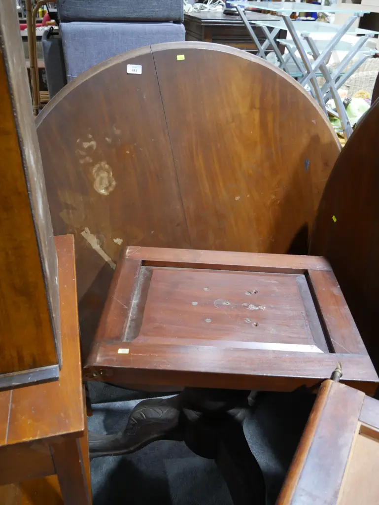 Victorian loo table Image 1++