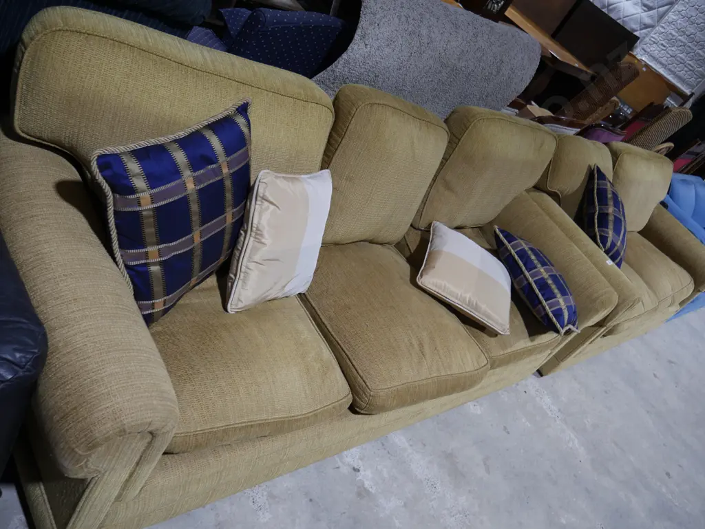 Two-piece lounge suite Image 1++