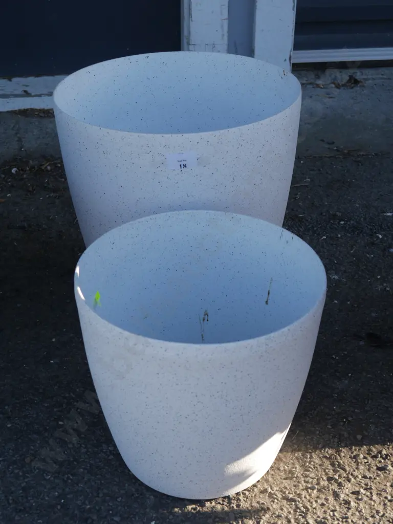 2 white plastic plant pots Image 1++
