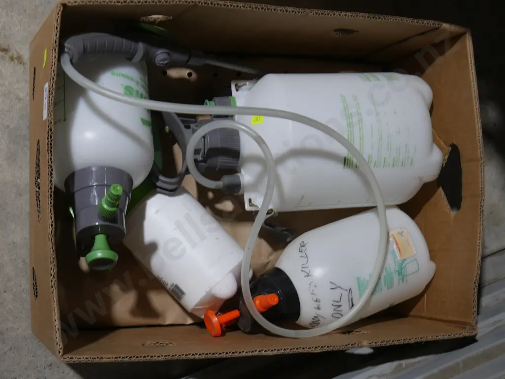 4 garden sprayers Image 1++