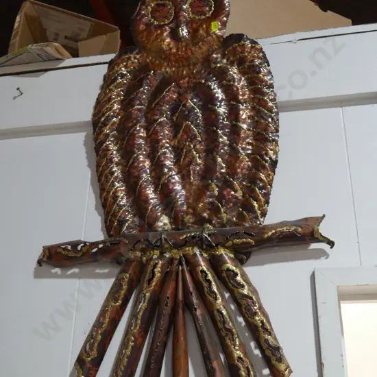 Metal owl wall hanging