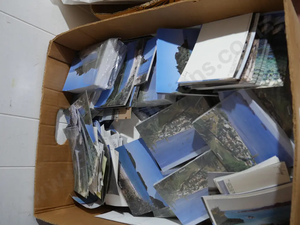 Box of greeting post cards Image 1++