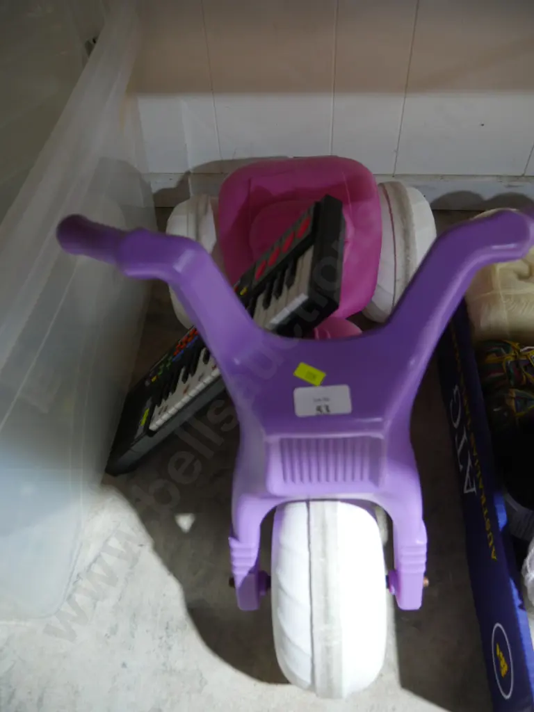 Child's tricycle and electric keyboard Image 1++