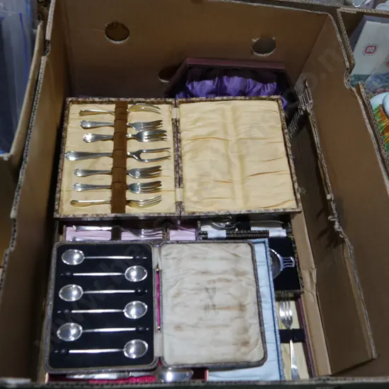 Assorted cutlery sets