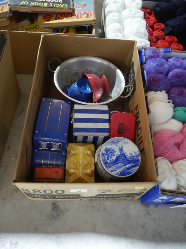 Assorted tins, strainers Image 1++