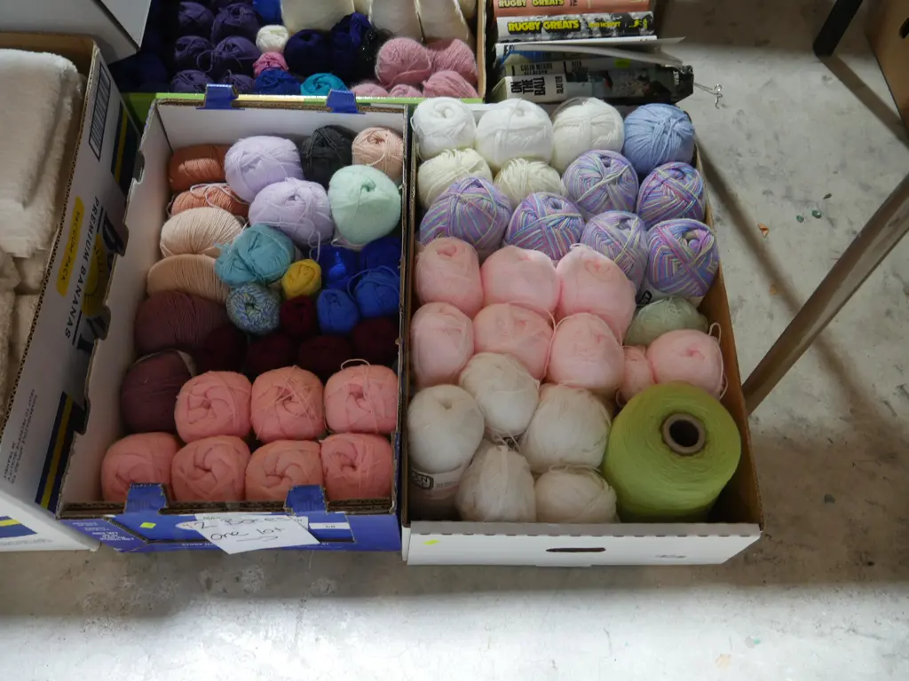 2 boxes knitting wool Image 1++