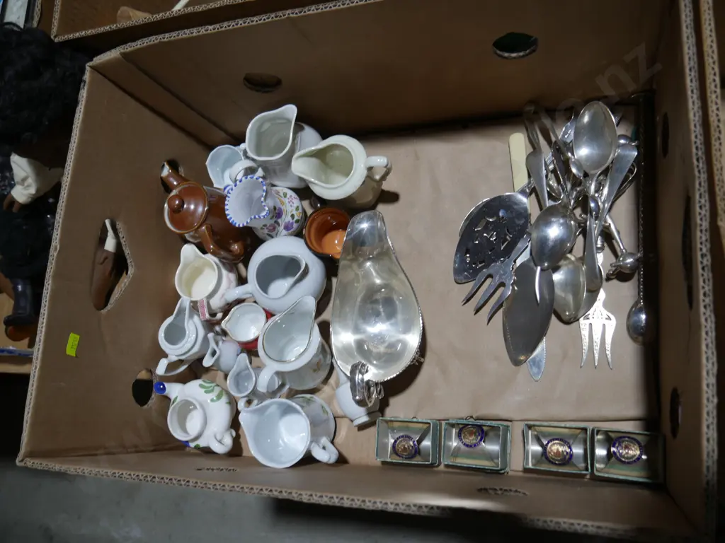 Small jugs and cutlery Image 1++