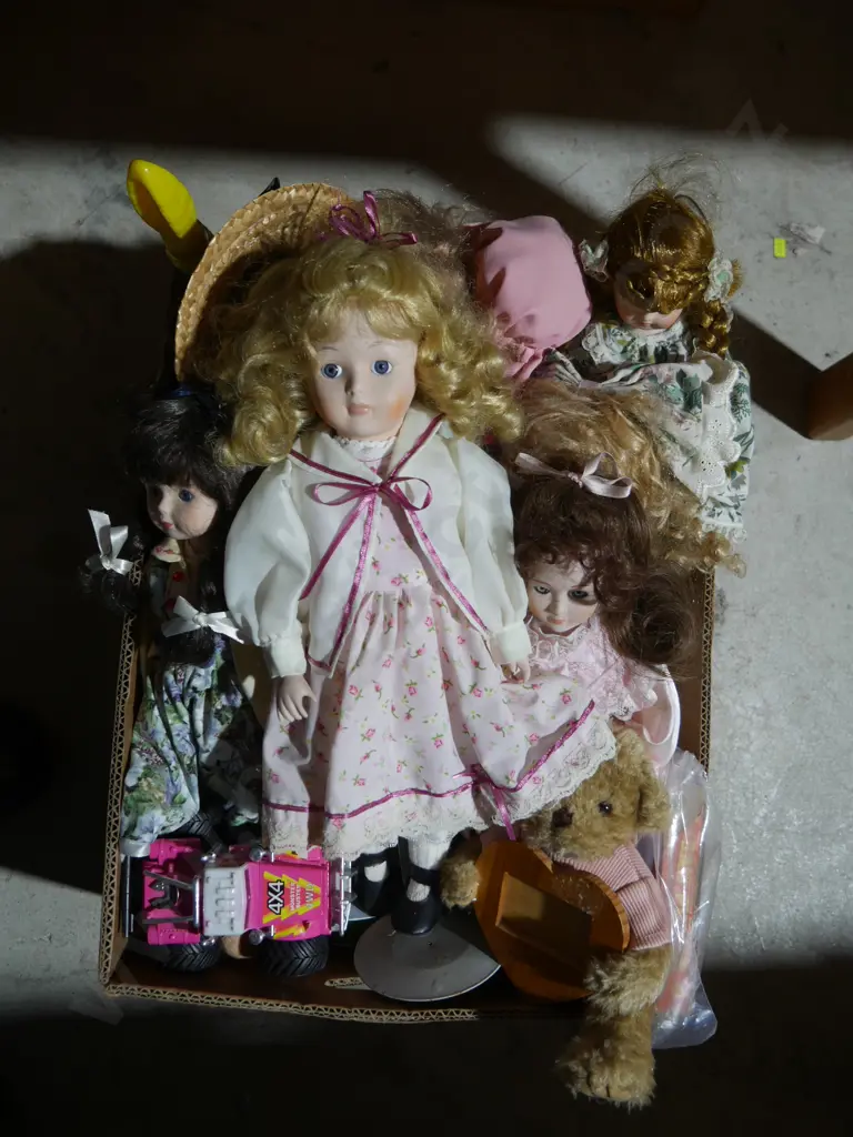 Porcelain dolls etc Image 1++