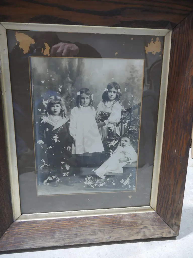 Assorted old framed photos Image 1++