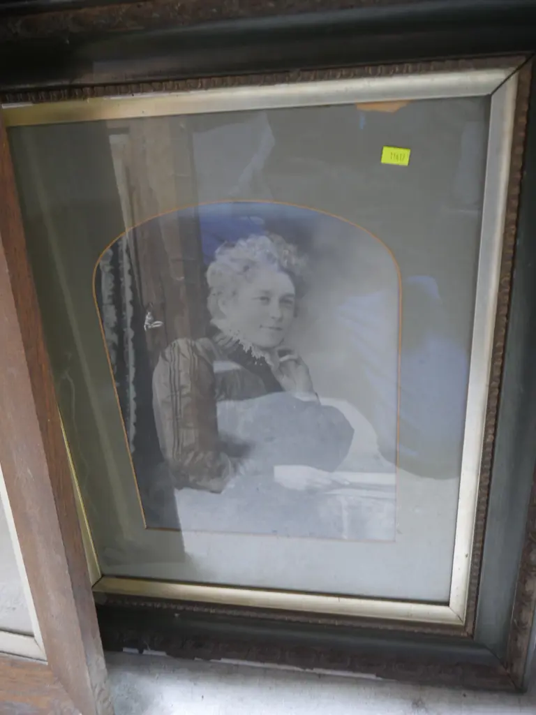 Assorted old framed photos Image 1++