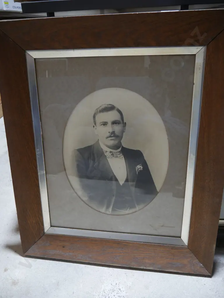 Assorted old framed photos Image 1++