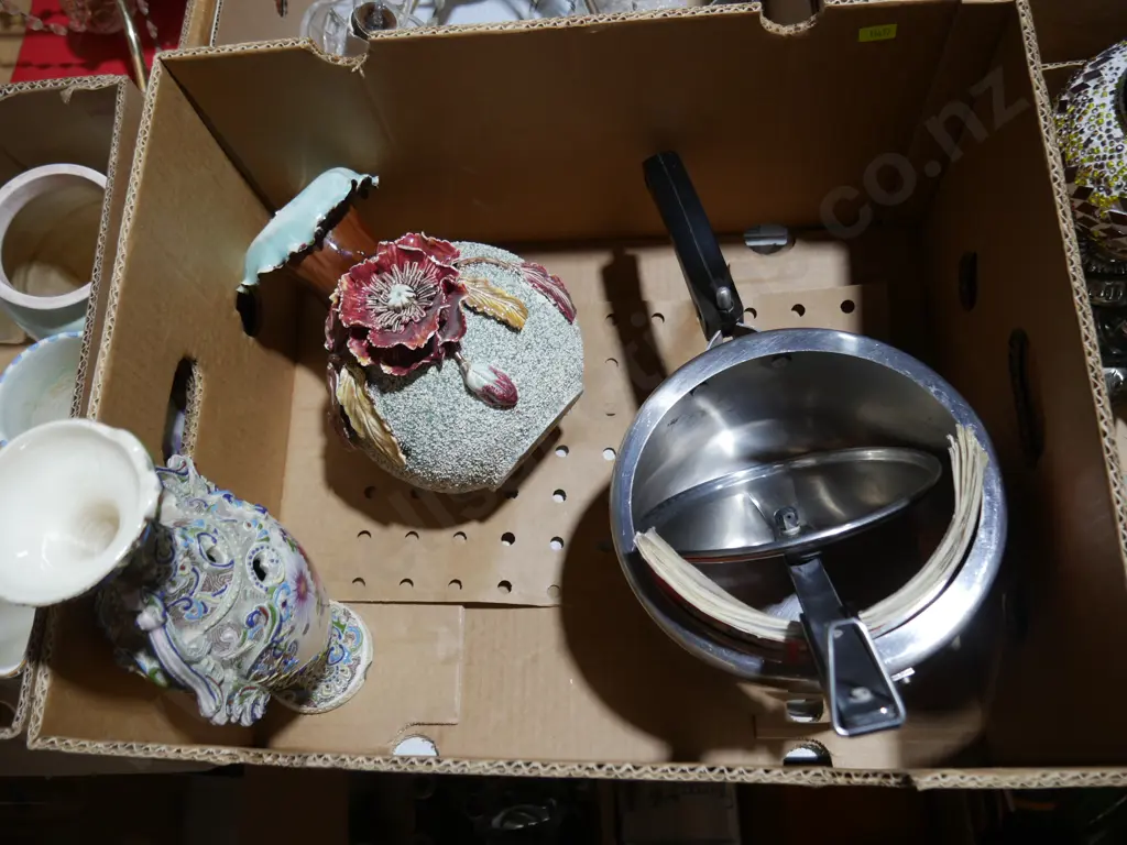Pottery and pressure cooker Image 1++