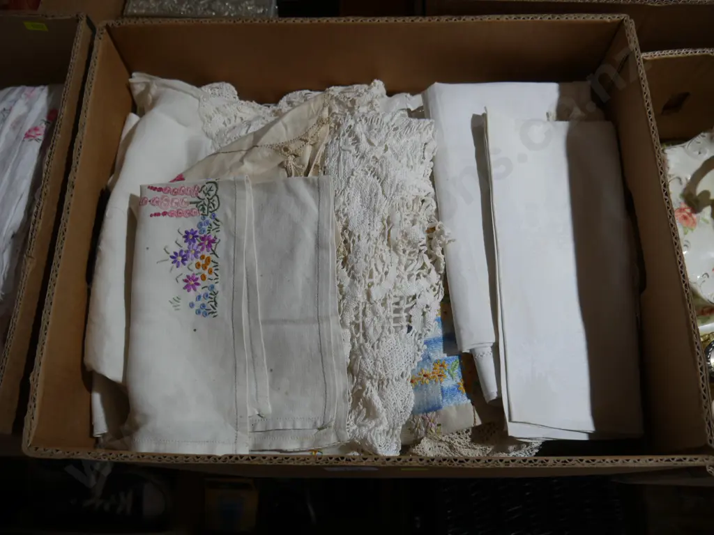 Two boxes of linen Image 1++