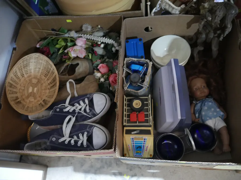 Boxes of glassware, baskets etc Image 1++