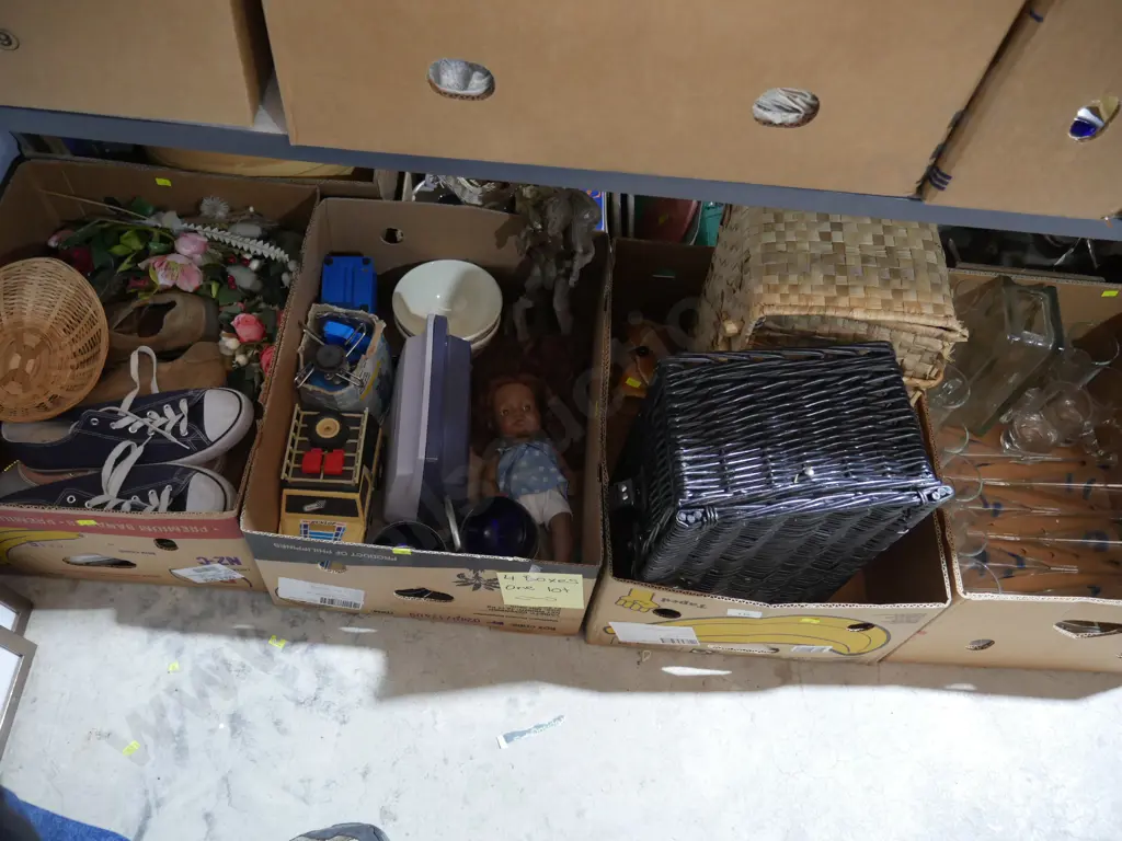 Boxes of glassware, baskets etc Image 1++