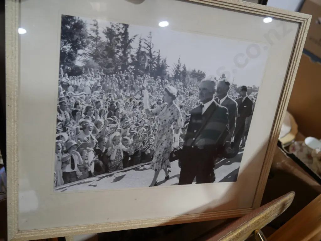 Artworks, wall hooks Image 1++