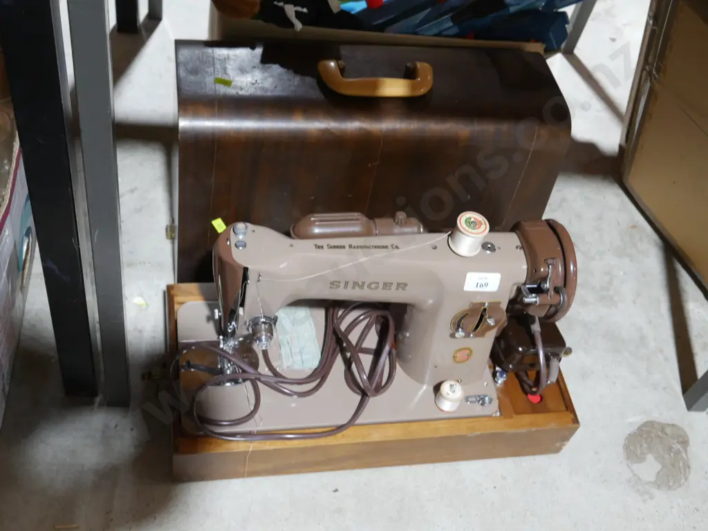 Singer sewing machine Image 1++