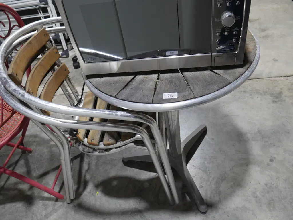 Cafe table and chairs Image 1++